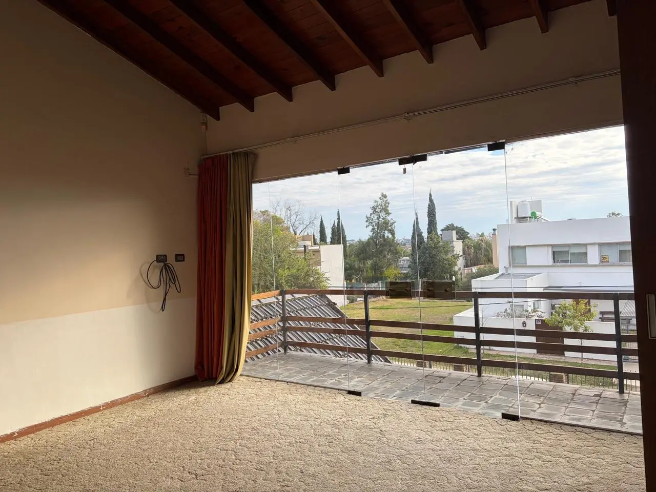 Casa 3 dormitorios alquilo en Acceso Norte