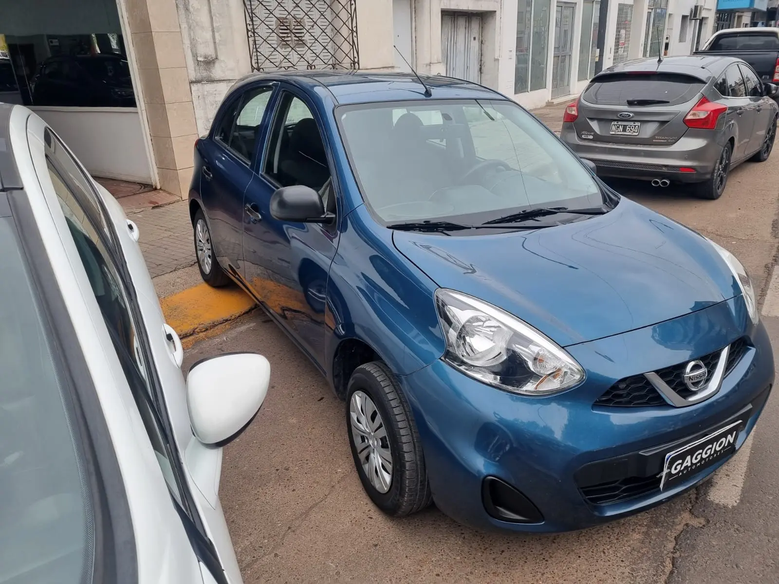Excelente Nissan March 1.6 Pure Drive MT