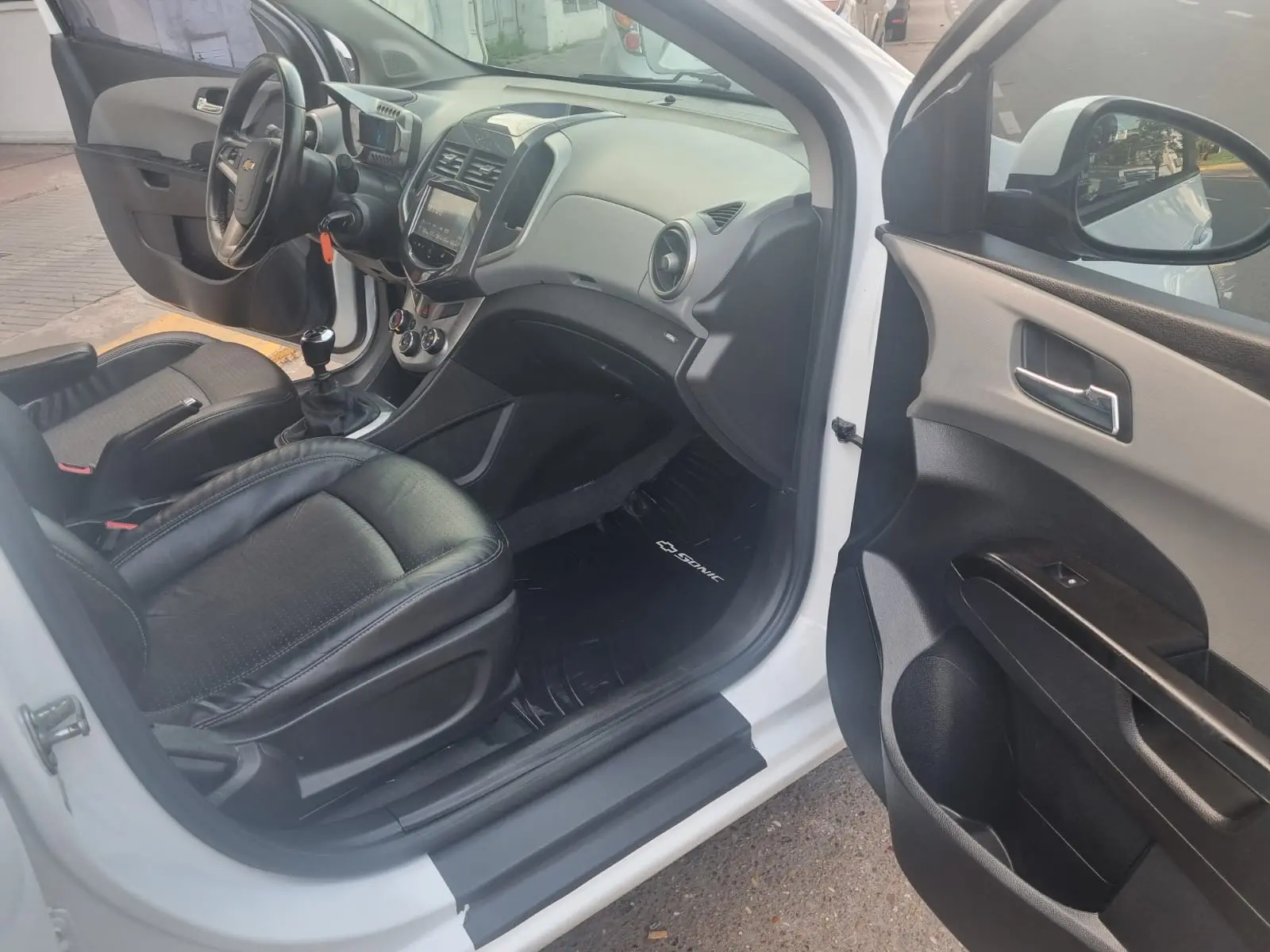 Único Chevrolet Sonic LTZ 5p L/15 MT 2015