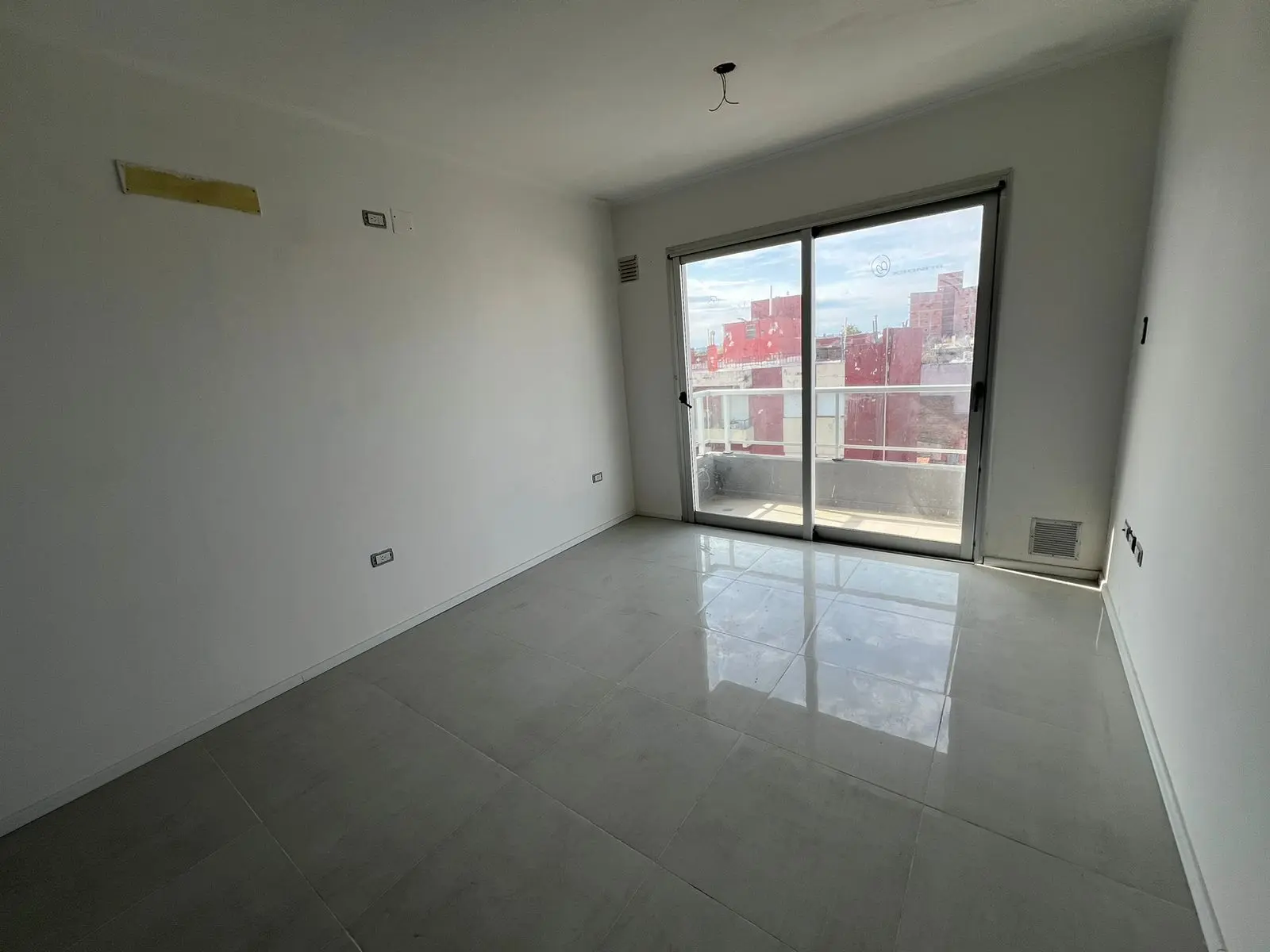 SE VENDE DEPARTAMENTO UN DORMITORIO + COCHERA. SAN JUAN Y NOGOYA