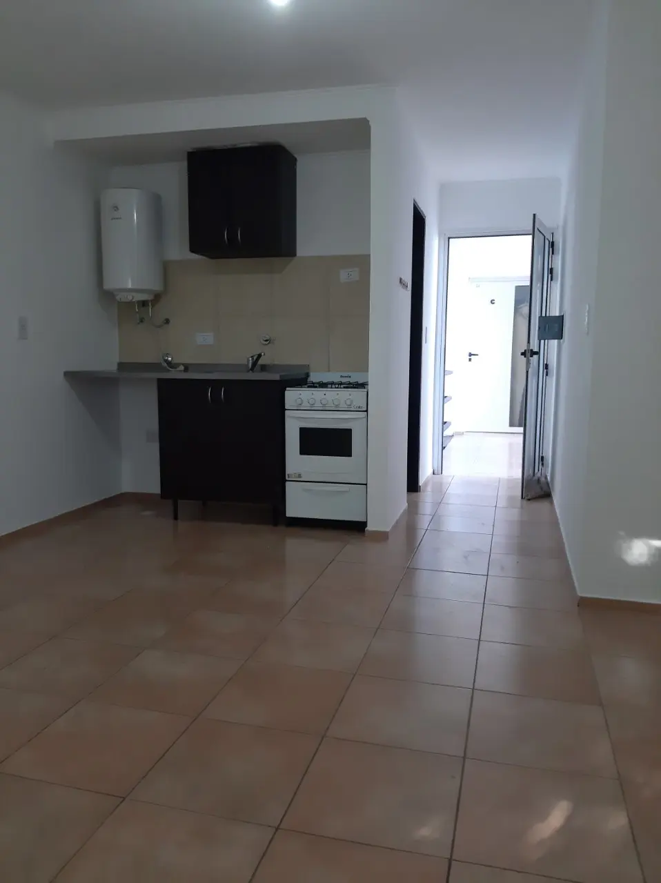 Alquilamos MONOAMBIENTE Calle Derqui 773