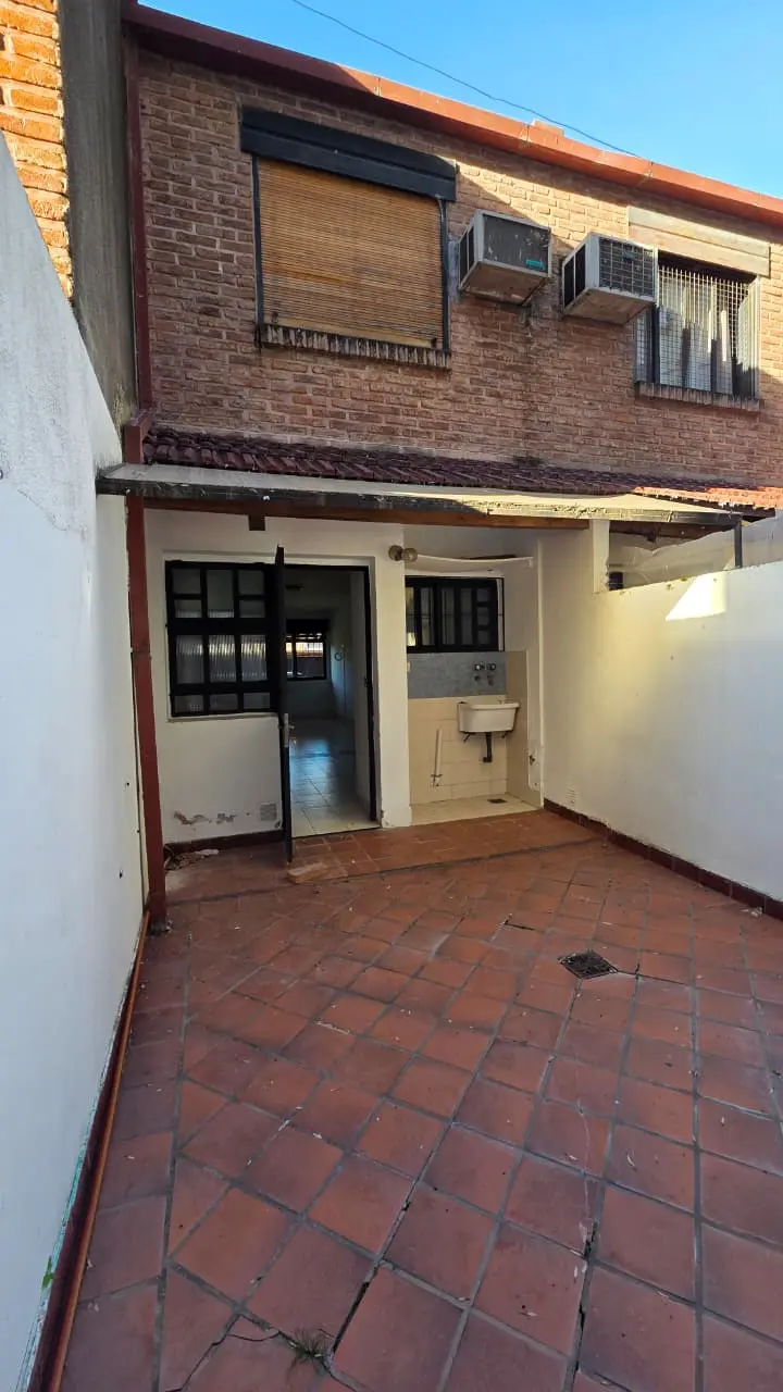 ALQUILER - DUPLEX 2 DORMITORIOS, COCHERA Y PATIO - CURA ALVAREZ 46