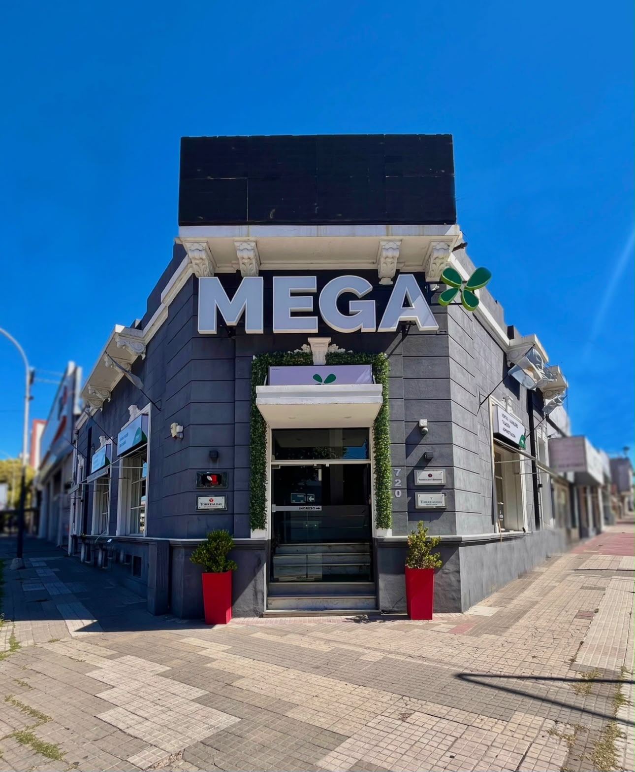 Portada de Mega